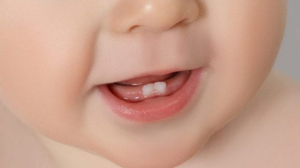 دندان درآوردن نوزاد چگونه شروع می‌شود؟