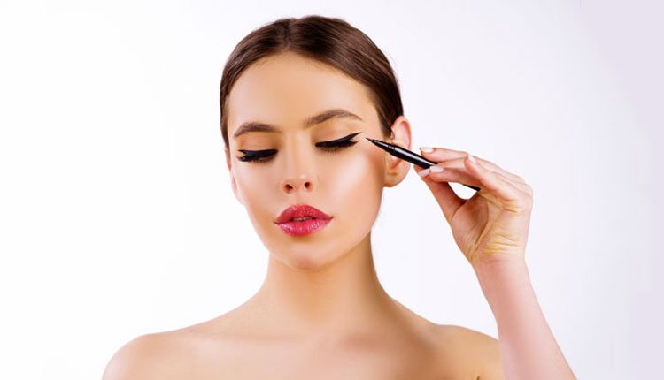 کشیدن خط چشم برای چشم‌های ریز و پف‌دار